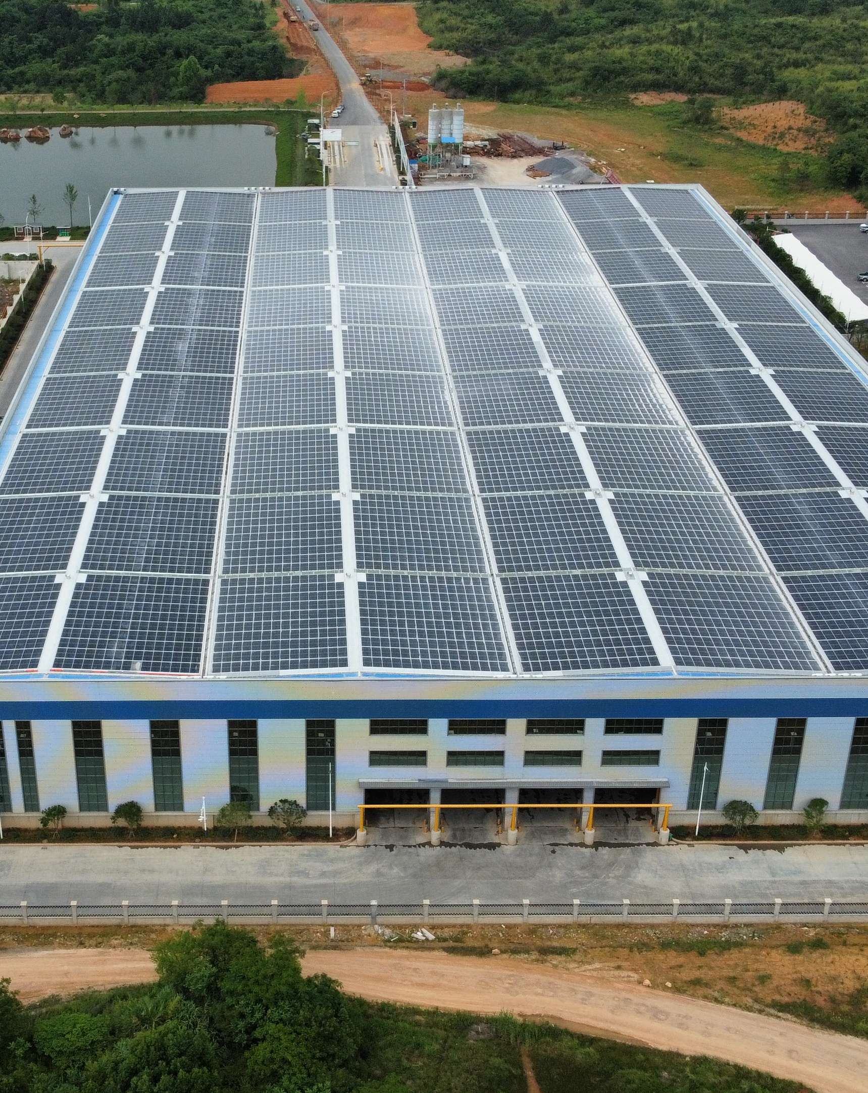 2022年4月，安徽池州汇成物资4MW光伏发电BIPV项目，年发电约400万度，满足约40%用电需求.jpg